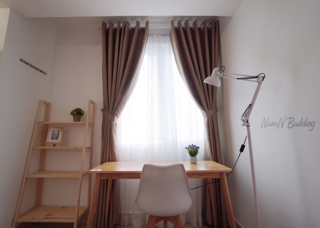 Phòng đầy đủ nội thất cửa sổ lớn