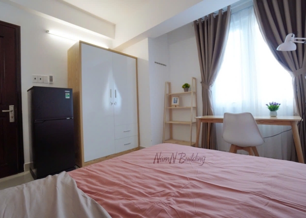 Phòng đầy đủ nội thất cửa sổ lớn