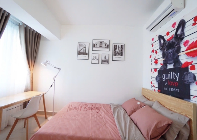 Phòng đầy đủ nội thất cửa sổ lớn