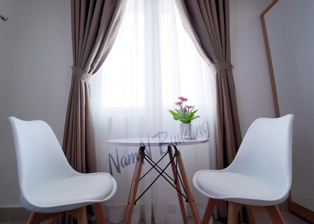 Phòng đầy đủ nội thất cửa sổ lớn