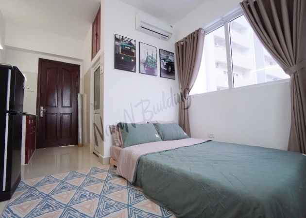 Phòng đầy đủ nội thất cửa sổ lớn