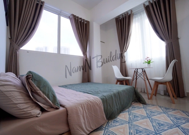 Phòng đầy đủ nội thất cửa sổ lớn